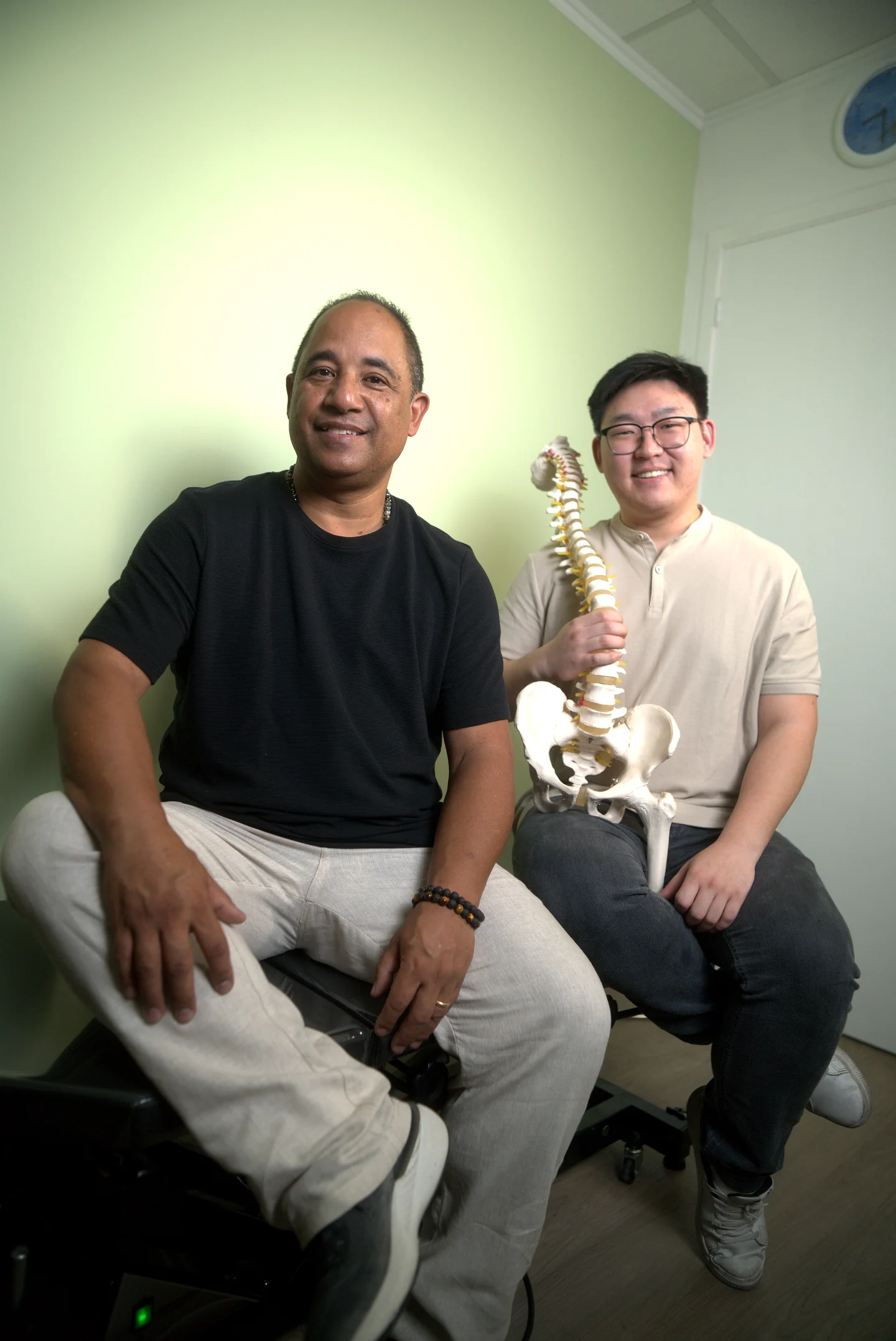 Sandro Tanaka e William Bang, profissionais da KiSan Quiropraxia em Pinheiros