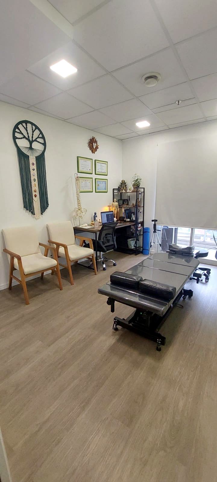 Sala da KiSan com elementos de cuidado, certificados e árvore da vida na parede